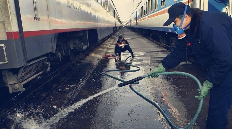 旅游出行免不了飞机轮船火车，那这些厕所的排泄物，都去了哪儿