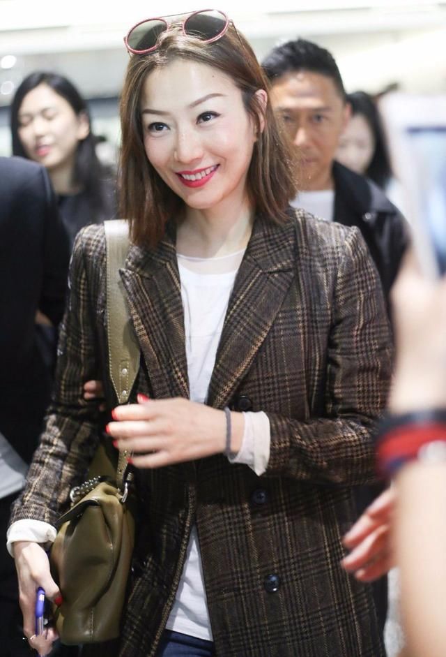 郑秀文大胆秀照片，网友：我不相信她45岁！