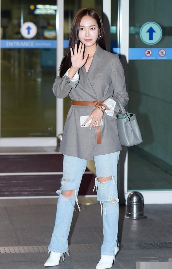 郑秀妍粉底没抹匀?脸比脖子白了几个度，下半身的搭配亮了!