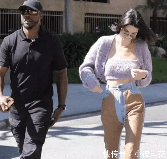  【看起来】最近一款“纸片裤”火了，国外一女子穿上后逛街。