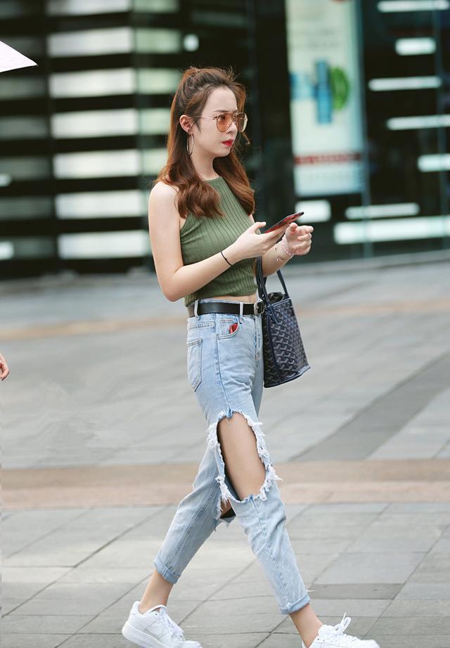 路人街拍，小姐姐的气质很清新，大长腿很是迷人靓丽