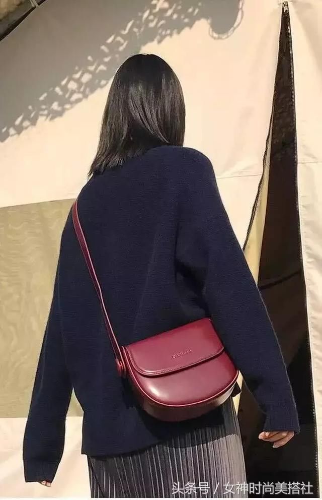 这三款包包能帮你优雅过渡到秋天，第2款是很多女星的最爱