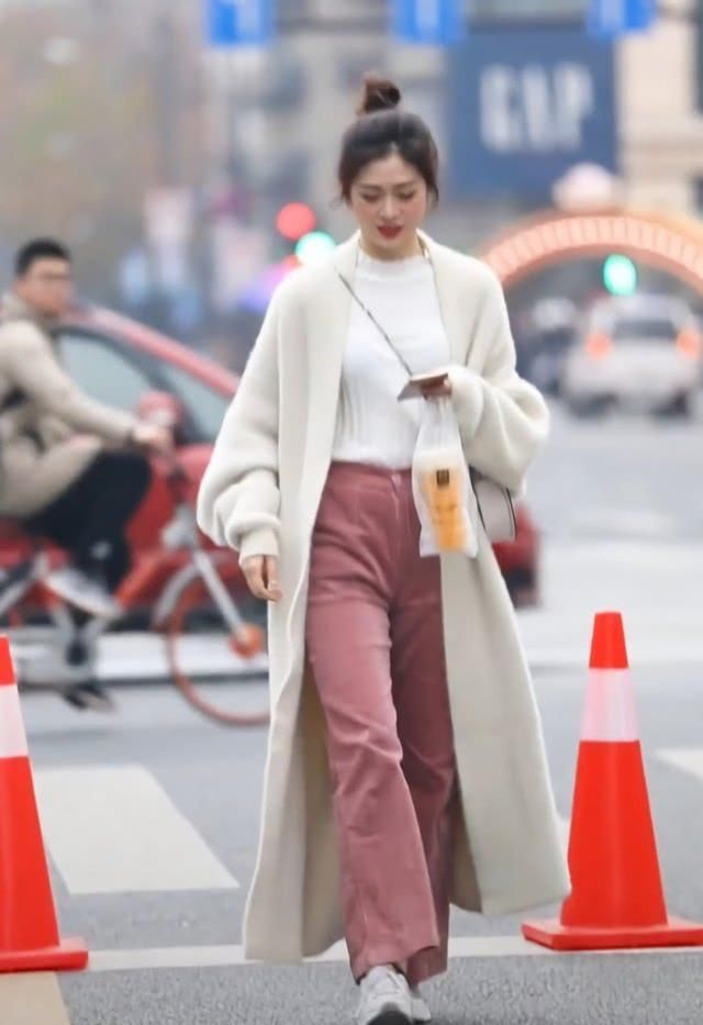  开过■近期爆火一款牛仔裤子：裤身是直筒型的款式，裤腿却开过“花”，忒时尚潮流