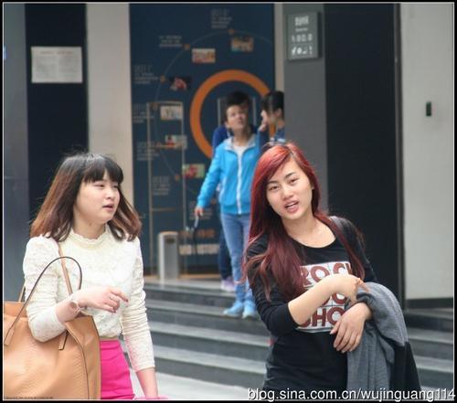 街拍:早春成都春熙路的时尚男女(图)