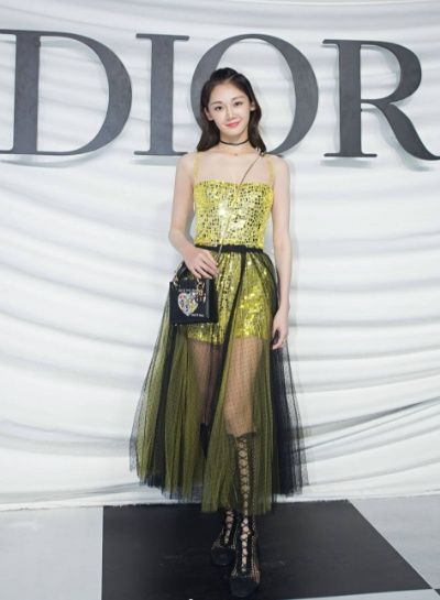 都是品牌活动大使，baby昂首挺胸造型仍输景甜，差距太大了