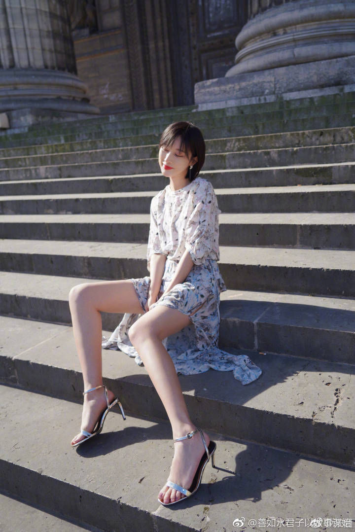 内地女星张俪巴黎时尚街拍，白皙长腿加高跟鞋 好身材就是秀出来