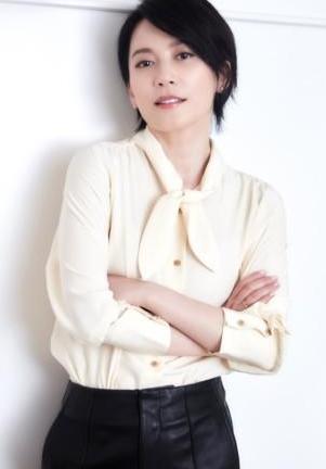 俞飞鸿裸色上衣搭配黑色阔腿裤，造型简单尽显优雅，气质给满分！