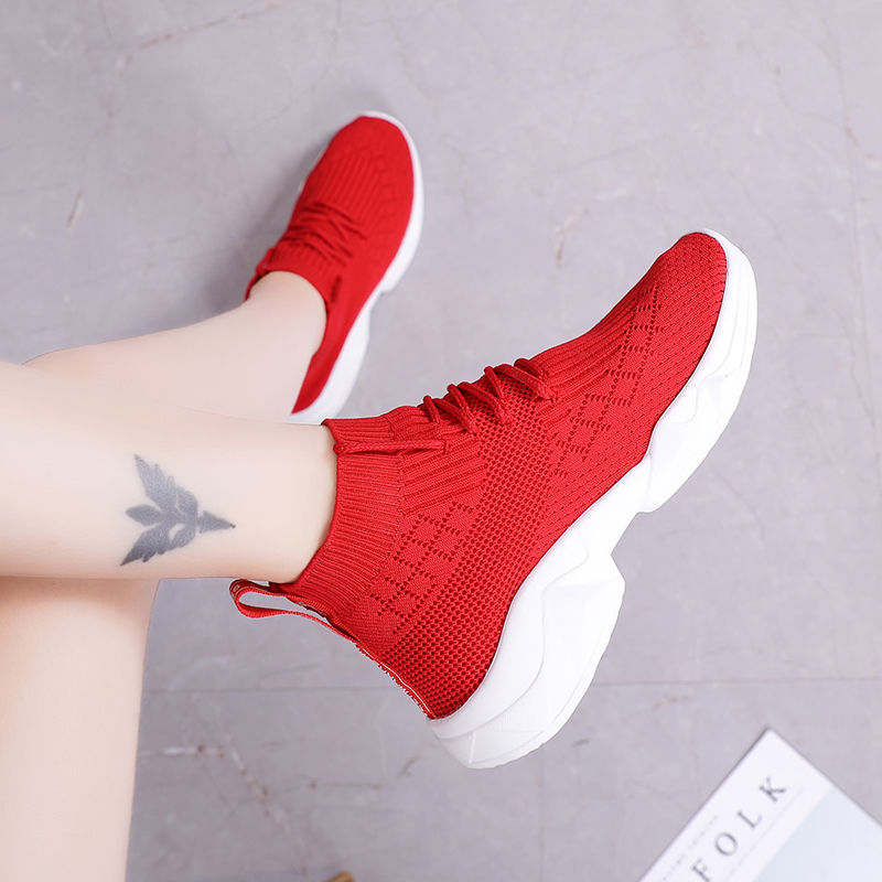 初秋正流行的“袜子鞋”，搭配牛仔裤，比高跟鞋还优雅，谁穿谁美