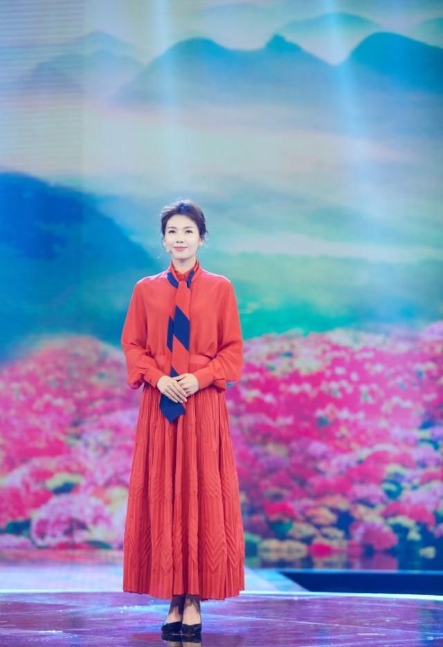 看完刘涛和余男的穿搭,你就知道什么叫做气场一米八了!