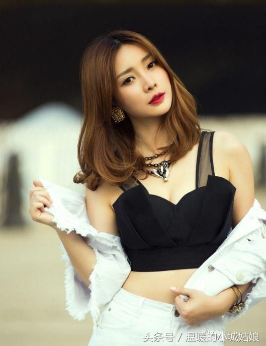 女星穿“露脐装”，热巴性感，赵丽颖腰比头细，奚梦瑶也太拼了