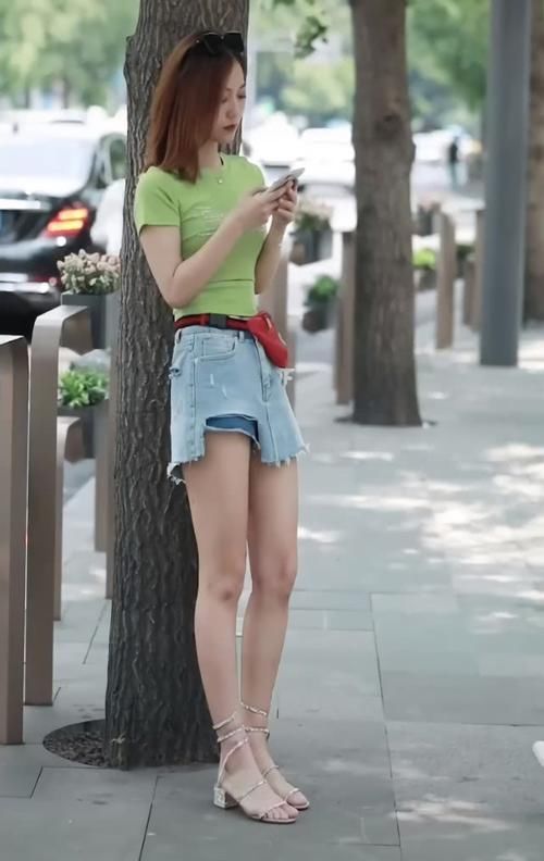  #右边的女生#有一种虐心叫，“我的裤子比你的短3倍”，你的腿还是比我长