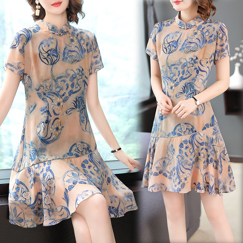 身材微胖的女人，穿一身旗袍，搭配高跟鞋，似露非露，美到极致