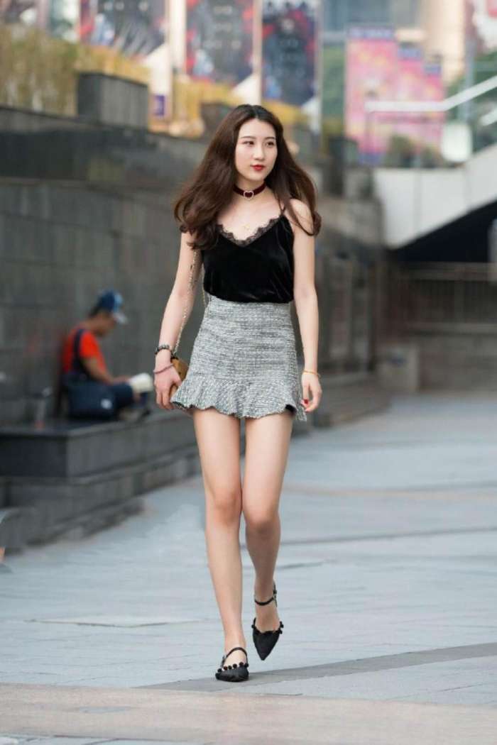 街拍: 紧身衫尽显完美身姿, 牛仔热裤展现高挑身材