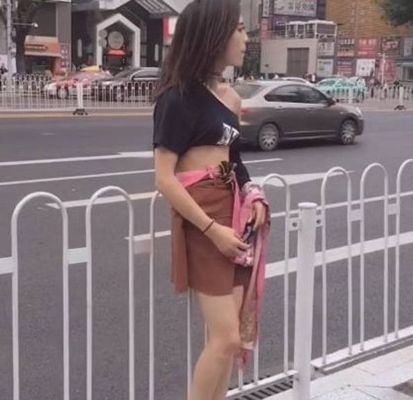 路边出现一美女，穿着性感身材火辣，回头后男同胞们吓懵了