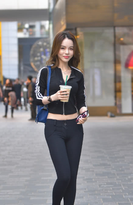 奶茶小姐姐紧身装尽显迷人曲线，不是很丰满的身材多了几分青涩的