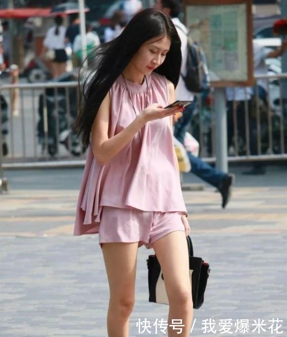 「小姐姐」街拍:清纯可人的小姐姐,一条白色的连衣裙,时尚优雅淑女范