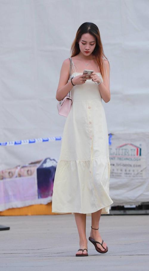 身材紧致的打底裤小姐姐，清凉又养眼，不由让人眼前一亮！