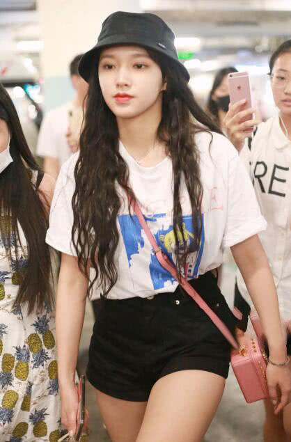 20岁程潇T恤搭短裤！甜美少女气裤子紧得显粗腿，网友：真敢穿