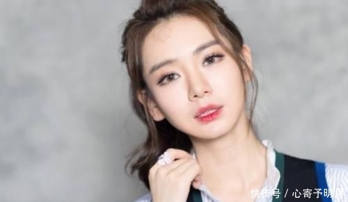 # 开叉#看到开叉的高度,网友:没身材还真不敢穿,有种“诱人”叫戚薇穿旗袍