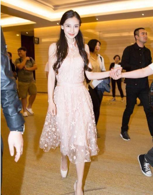 杨颖竟然玩起高跟鞋诱惑，尽显女人味，网友直呼：受不了了！