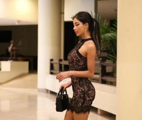 钩花裙气质美女：多一份故事，有时候就多一份感伤