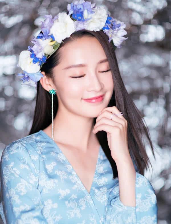 李沁太会玩了，竟改高跟鞋当成拖鞋穿，却把脚穿得扁扁的！