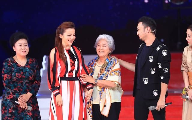 朱迅新书《阿迅》回应网传癌症复发为假,老公