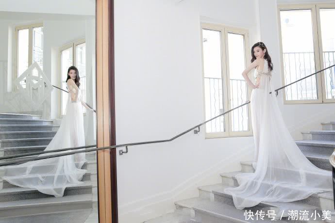 奚梦瑶身材真好！穿吊带裙惊艳全场，这让何猷君看了该着急了！