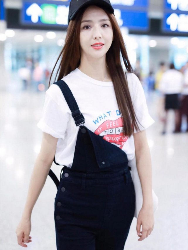 佟丽娅装嫩成功，大红唇T恤背带裤秒变18岁，长发却让网友笑出声