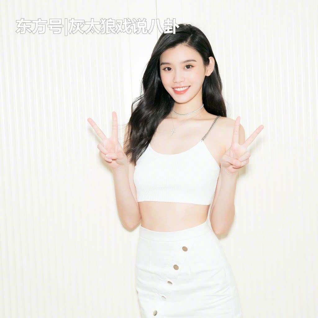 奚梦瑶穿深V吊带露背装，造型夺人眼球，网友:好美