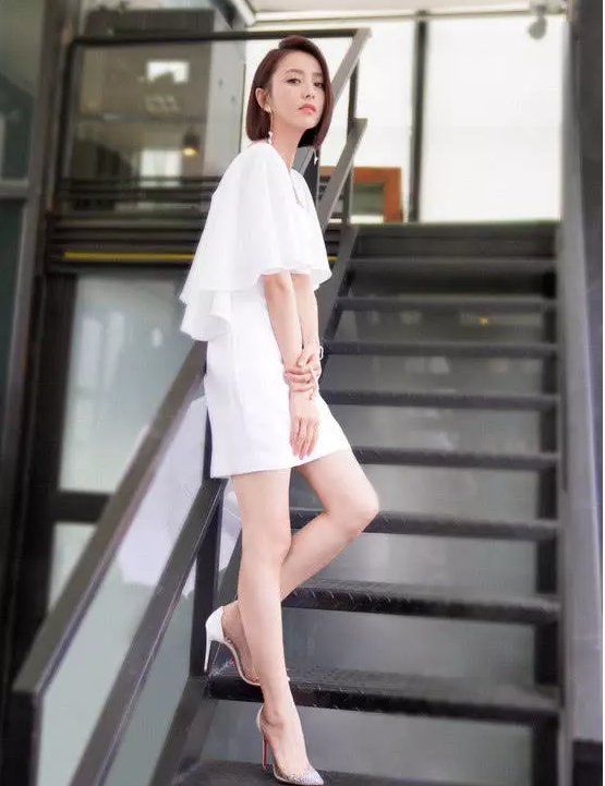 佟丽娅太厉害,网友:把凉鞋穿成高跟鞋,时髦不止一点点!