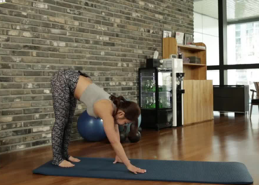 体形丰腴的小姐姐做瑜伽健身减肥，你们觉得要不要减呢？