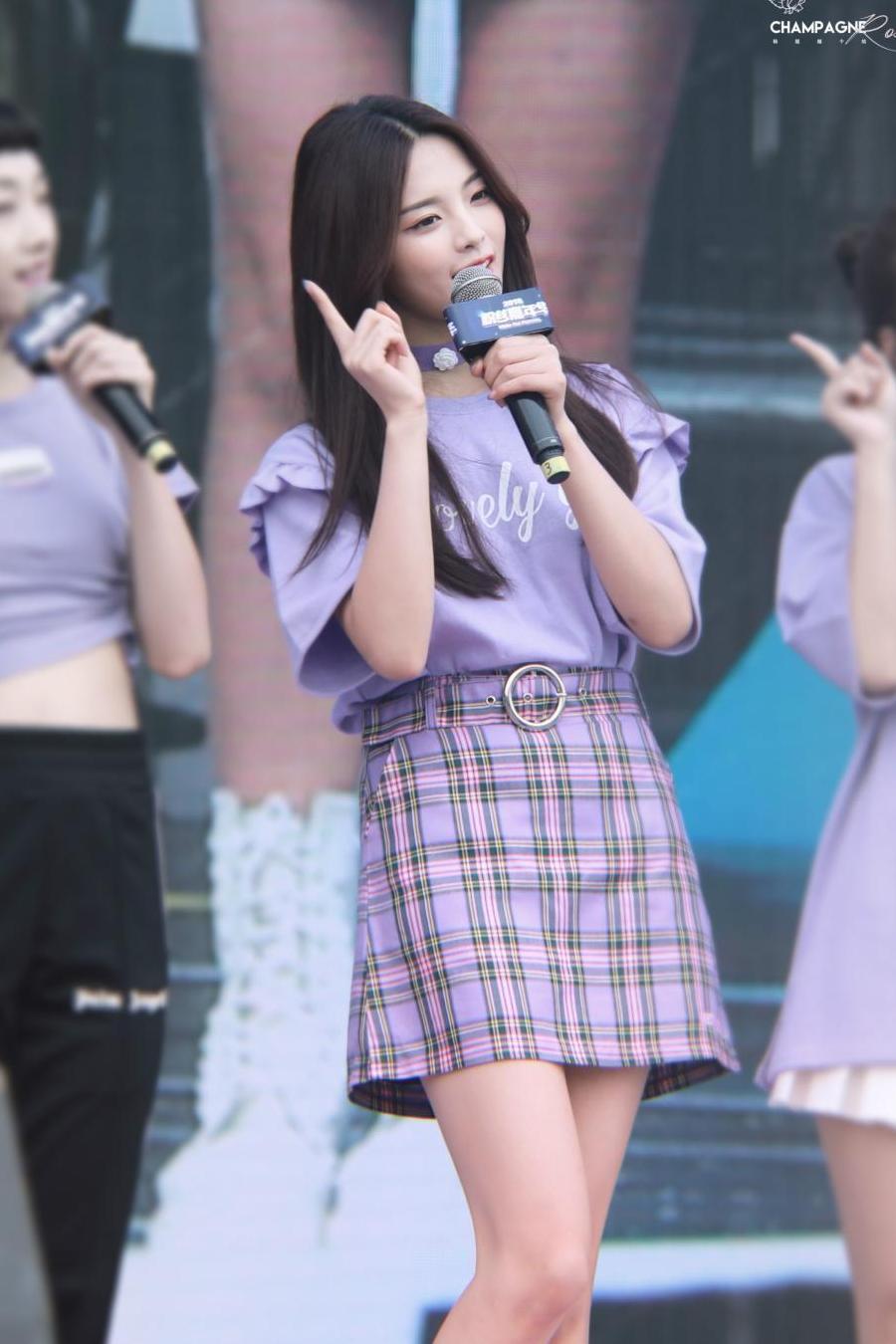 168cm的傅菁还嫌腿不够长? 短裤短到露出安全裤, 网友: 不如不穿