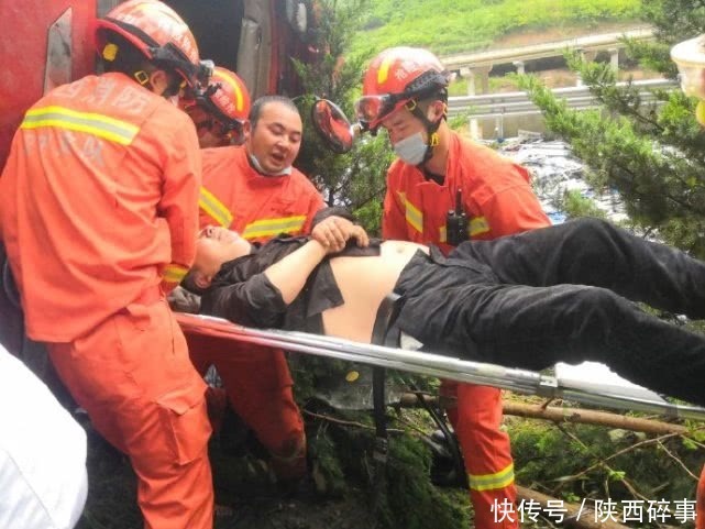 『驾驶室』陕西汉中雨天路滑，一半挂车侧翻，司机被困驾驶室