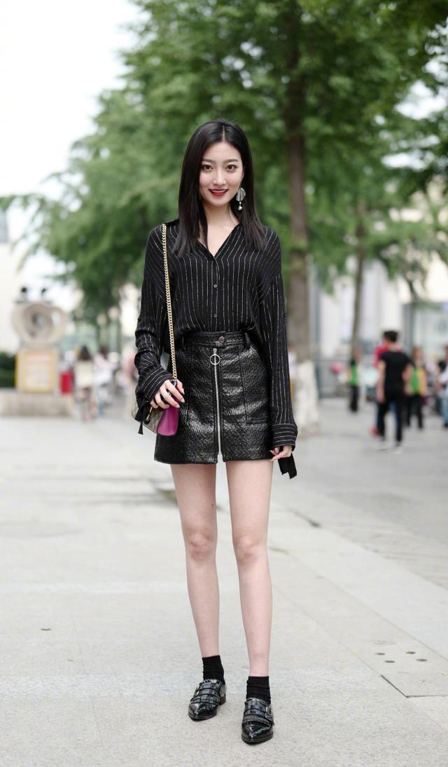 偶遇美女，清新靓丽韵味十足，一双大长腿！