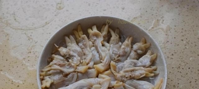  把蛏子■春天，这菜要常吃，蒸一蒸味道特鲜美，营养大脑，全家人受益