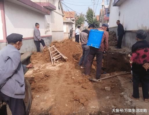 农民朋友注意了，明年这5种费用都不用交，村干部收钱就举报