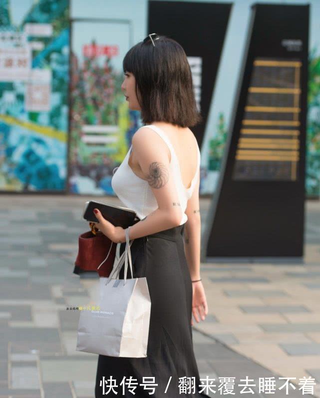 『个性』摄影穿搭尽显个性之美的小姐姐,身穿U领吊带,搭配长裙