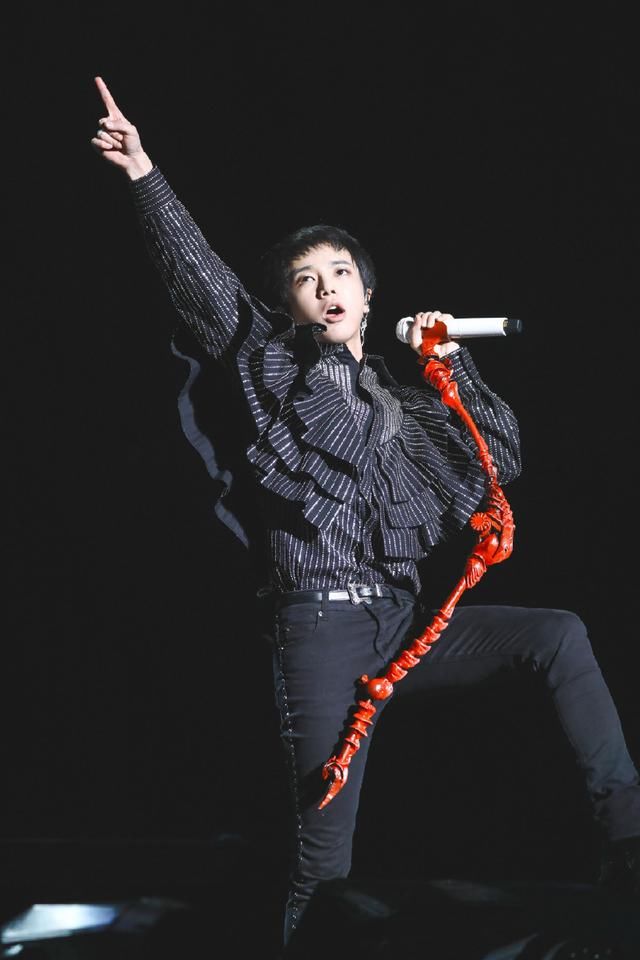 28岁华晨宇火星演唱会完美收官，个性红流苏确定不是啦啦队道具？