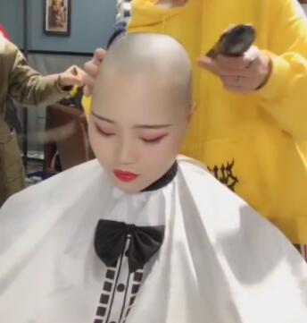 女孩|女孩进理发店要求剃光头,理发师不敢下手,女孩一句话理发师哭了