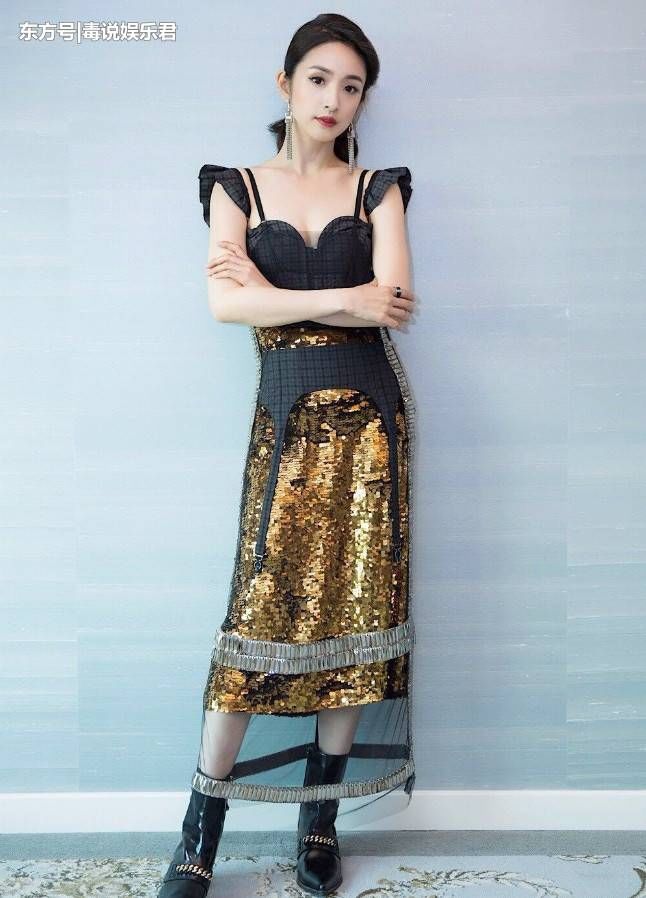 林依晨像是穿了套泳衣,裙子还是舞厅风的,终于相信你35岁了!
