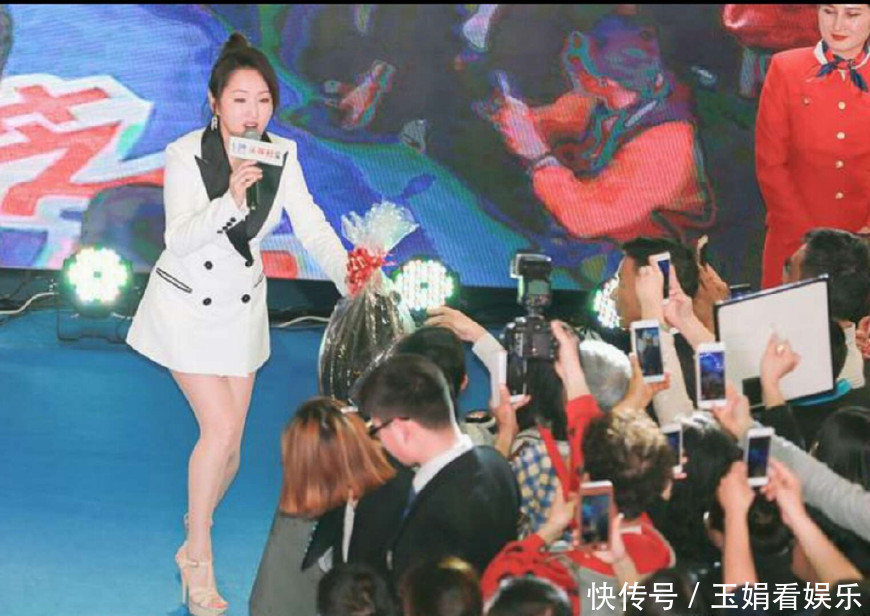 杨钰莹这个年纪，参加活动竟然还穿高跟鞋，不怕自己崴脚吗？