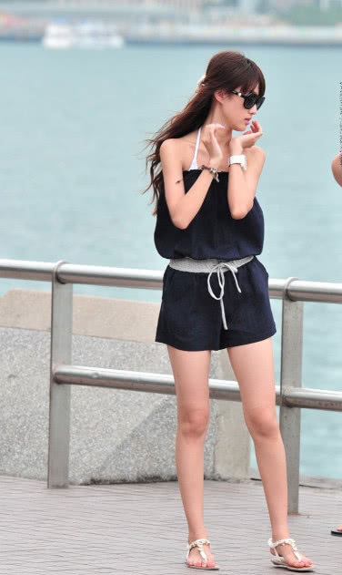 俏皮小姐姐一些黑衣尽显完美身材，网友：就是这小飞机有点尴尬