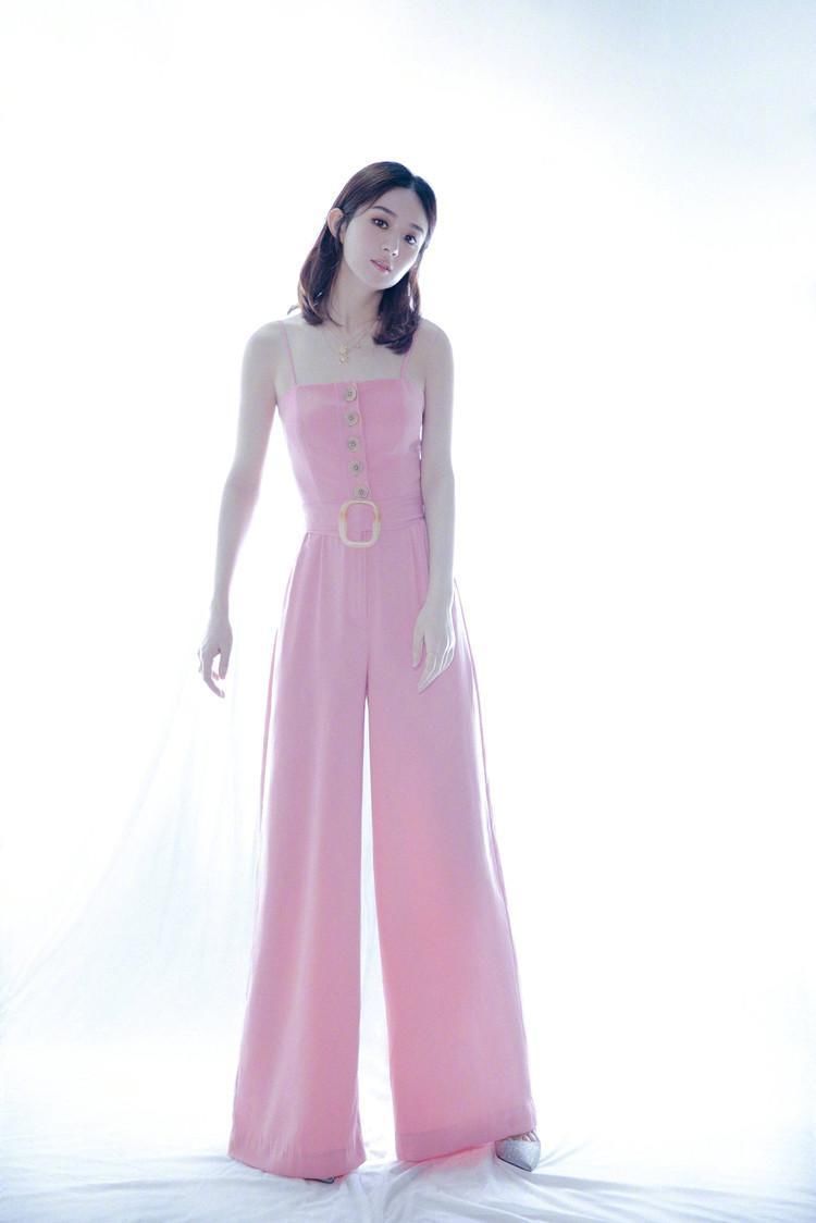 赵丽颖的腰太细，还好是吊带连体裤才不会往下掉，网友:更显腿长