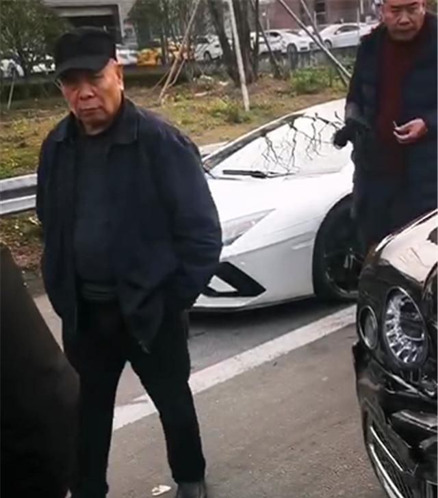  『宾利慕尚』600万宾利提车，出店不到10分钟，车头撞了，车损就达6位数