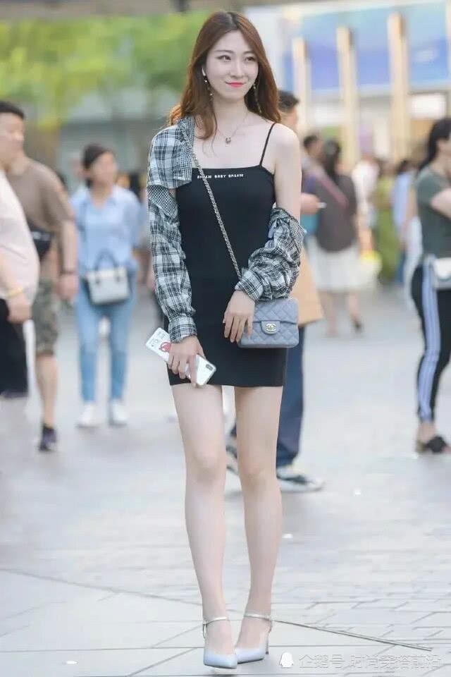  女人：真正懂时尚的女人，裙子都这样穿，修身显瘦还时髦！