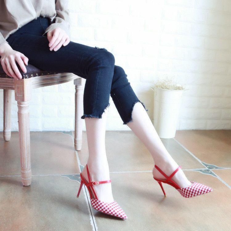 媚惑小尖头彰显女性魅力，穿上高跟鞋，性感弥漫在步履之间