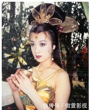  女明星■女明星的孔雀公主造型，全身都穿上羽毛就像了吗？