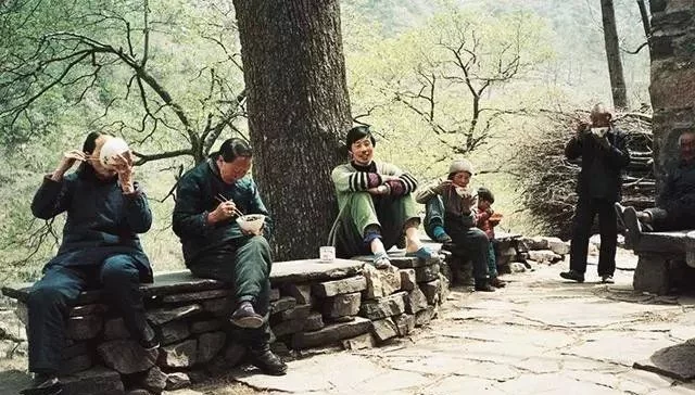 80年代的农村,我们晚上睡觉家里都是不用锁门的,就连家里的牲口也是外面栓着