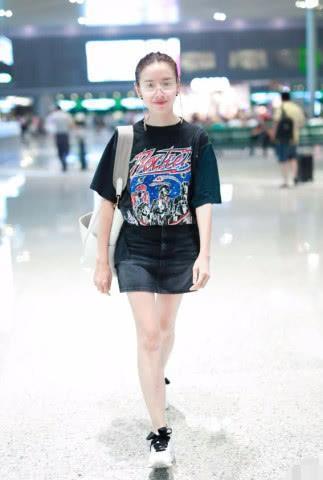 董洁38岁就开始戴老花镜了？还用绳子绑着，意外非常时尚！